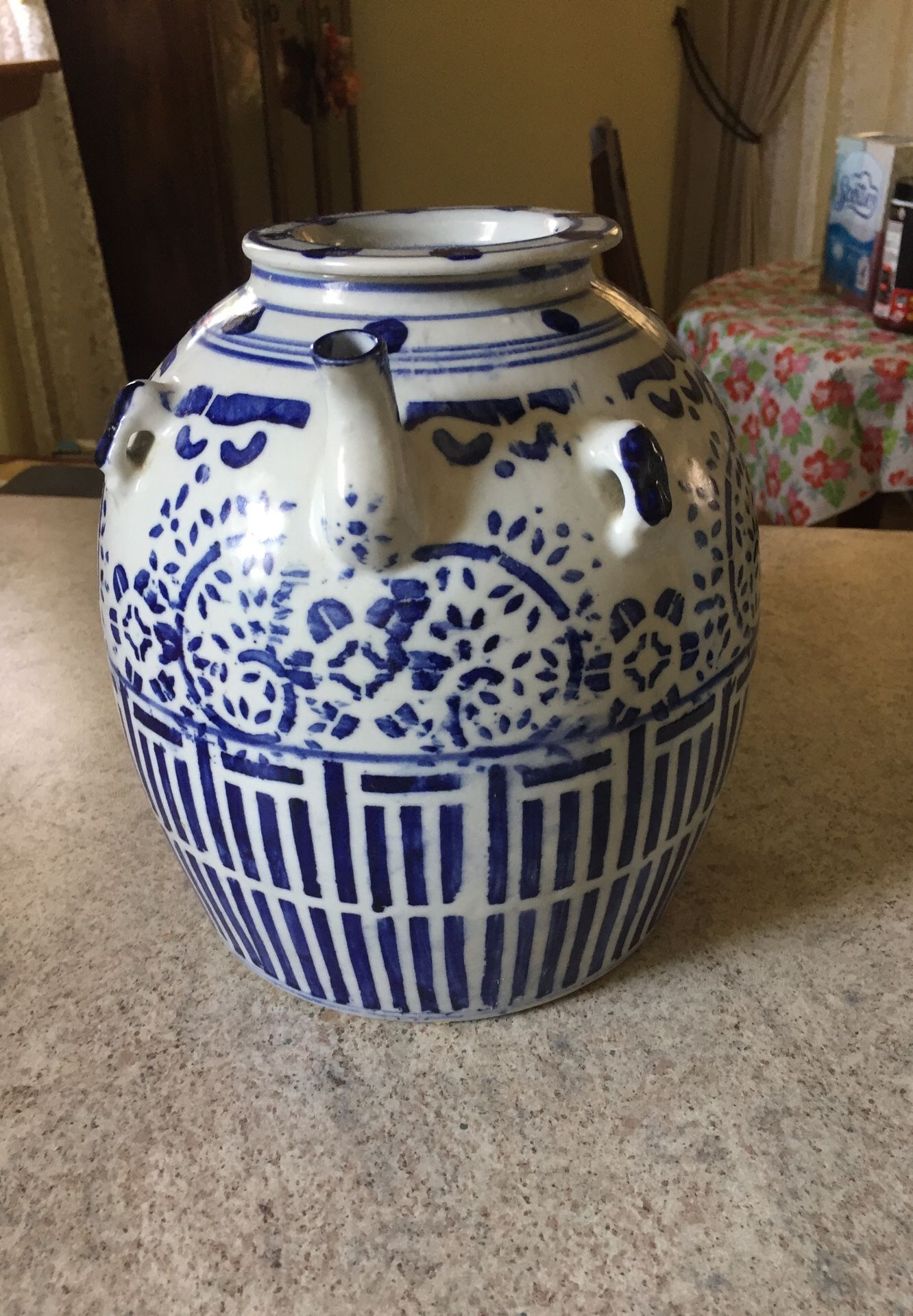 Vintage Chinese blue and white tea pot jar