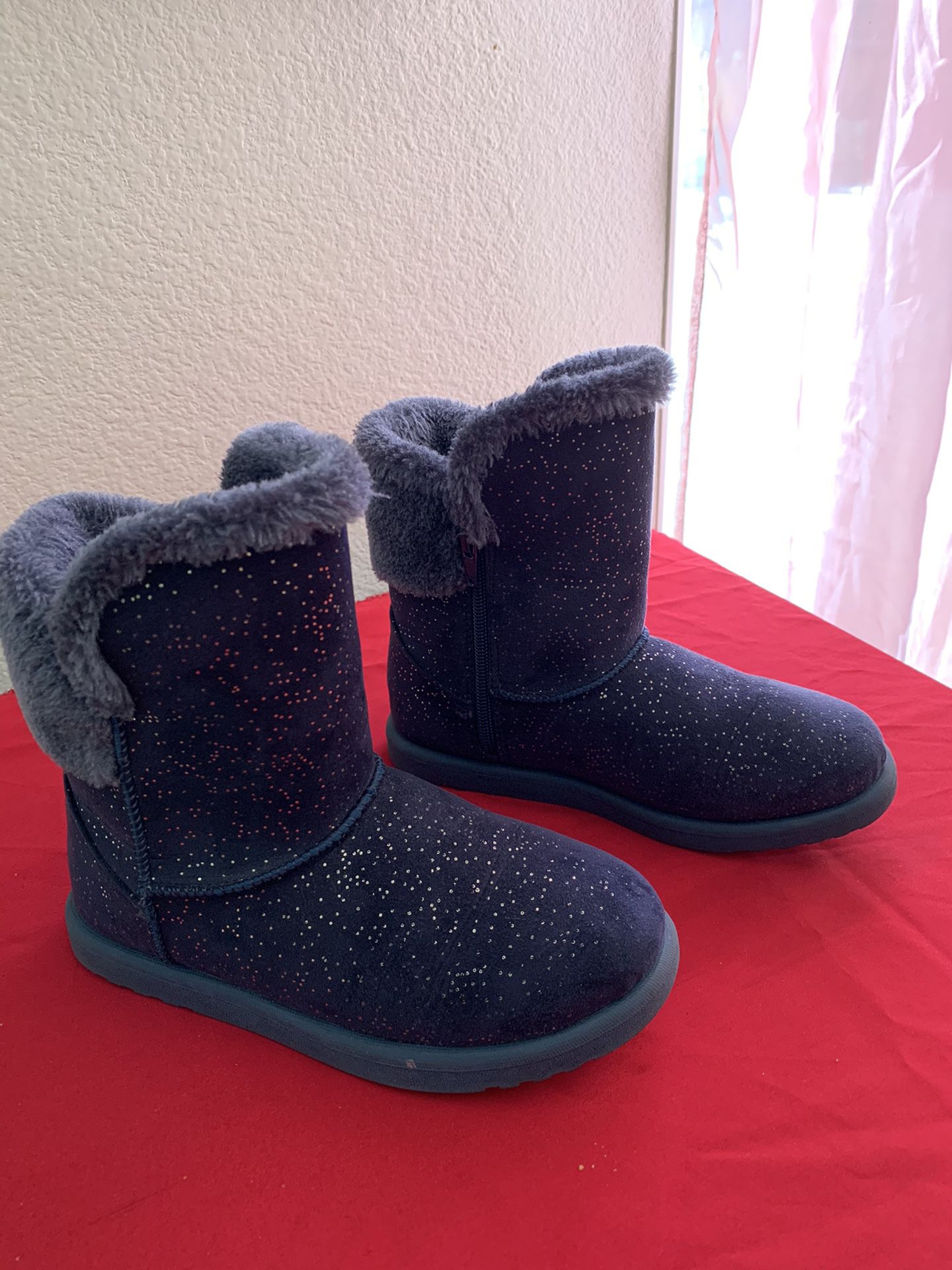 Litte girl cozy boots size 2