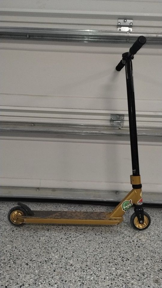 Fuzion Gold Trick Scooter