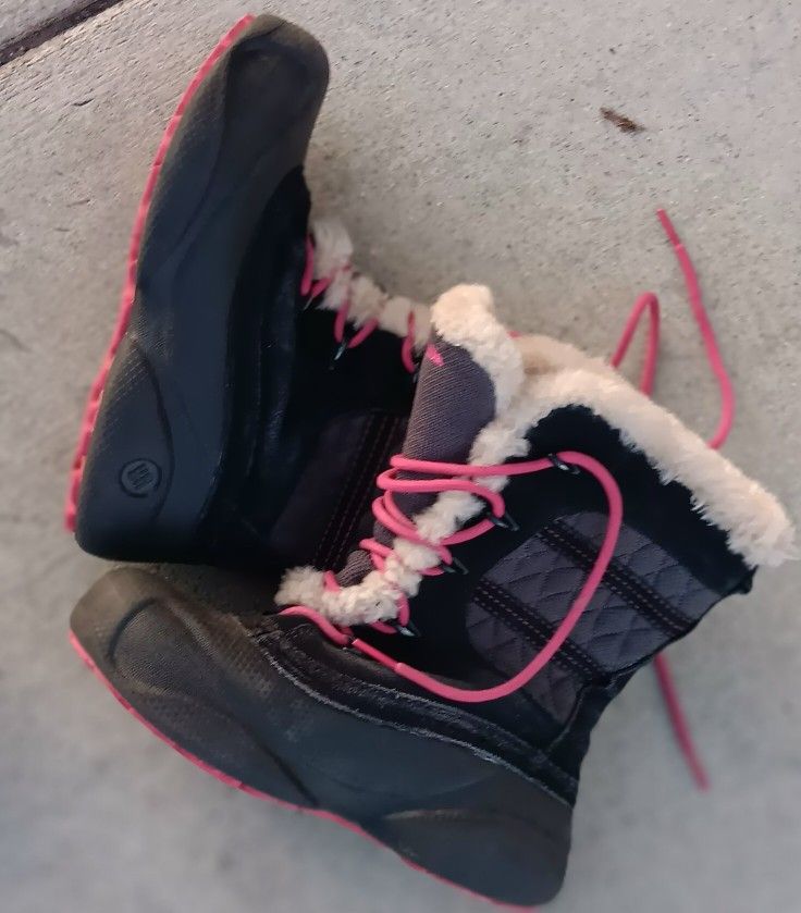 Size 4 COLUMBIA SNOW BOOTS FOR KIDS