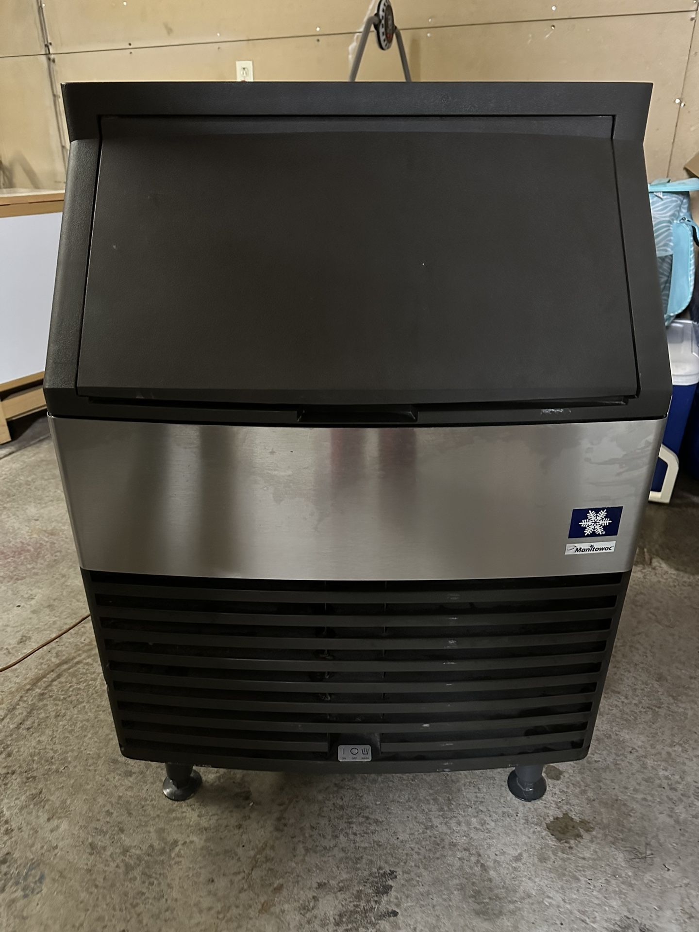 COMMERCIAL ICE MAKER
