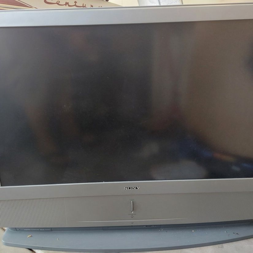 Sony Wega LCD 42" TV for Sale in Phoenix, AZ - OfferUp