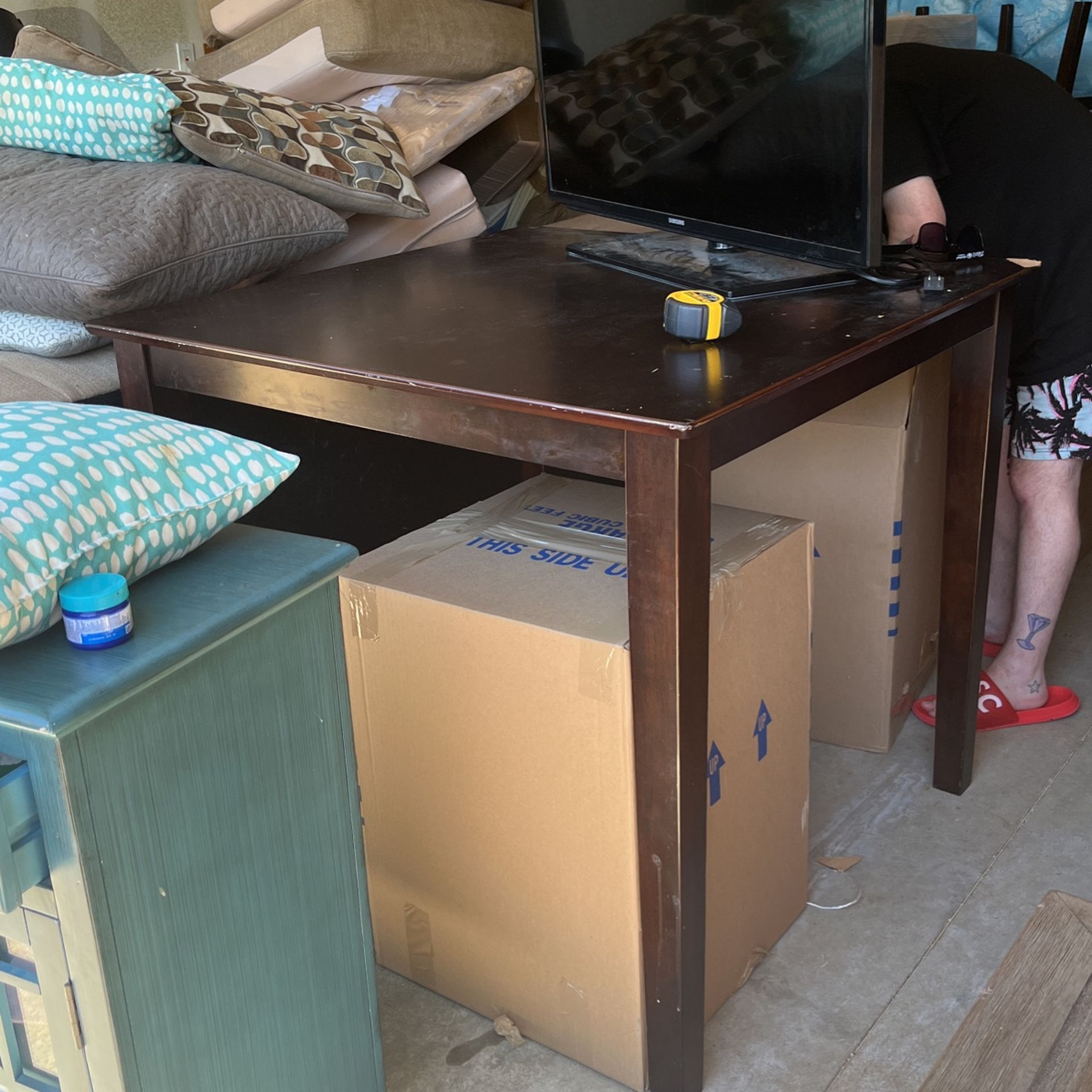 Dinning Room Table + 4 Chairs