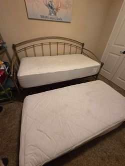 Daybed with pop-up trundle