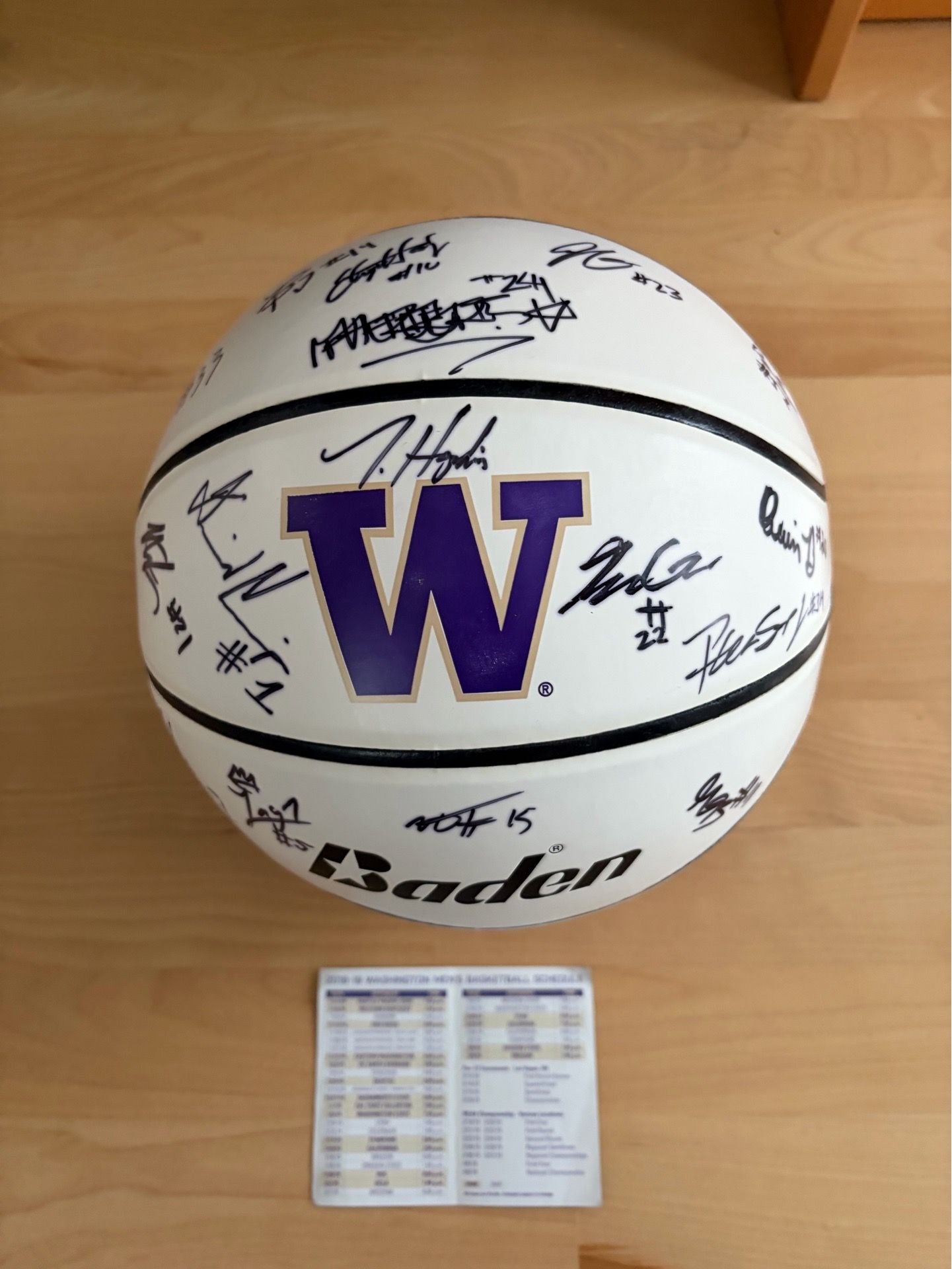 2018-19 UW Men’s Basketball - team autographed