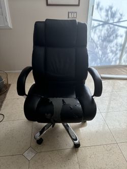 Large comfortable office chair (free)
