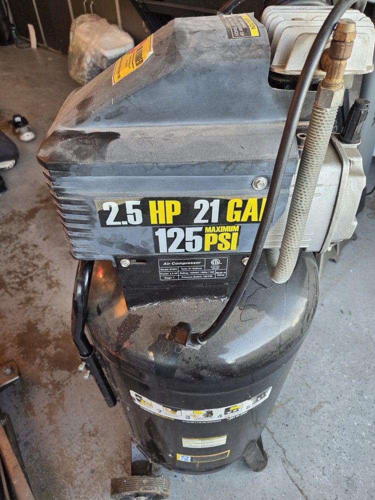 Central Pneumatic 21 Gallon, 125 PSI, 2.5 hp Air Compressor