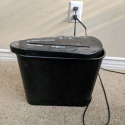 Shredder With Basket. 5 Sheets. Straight Cut. Rarely Used. 