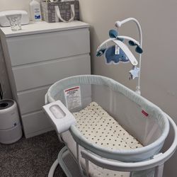 Bassinet Comes With NEW mattress and Waterproof Cover+ 3 SHEETS FREE