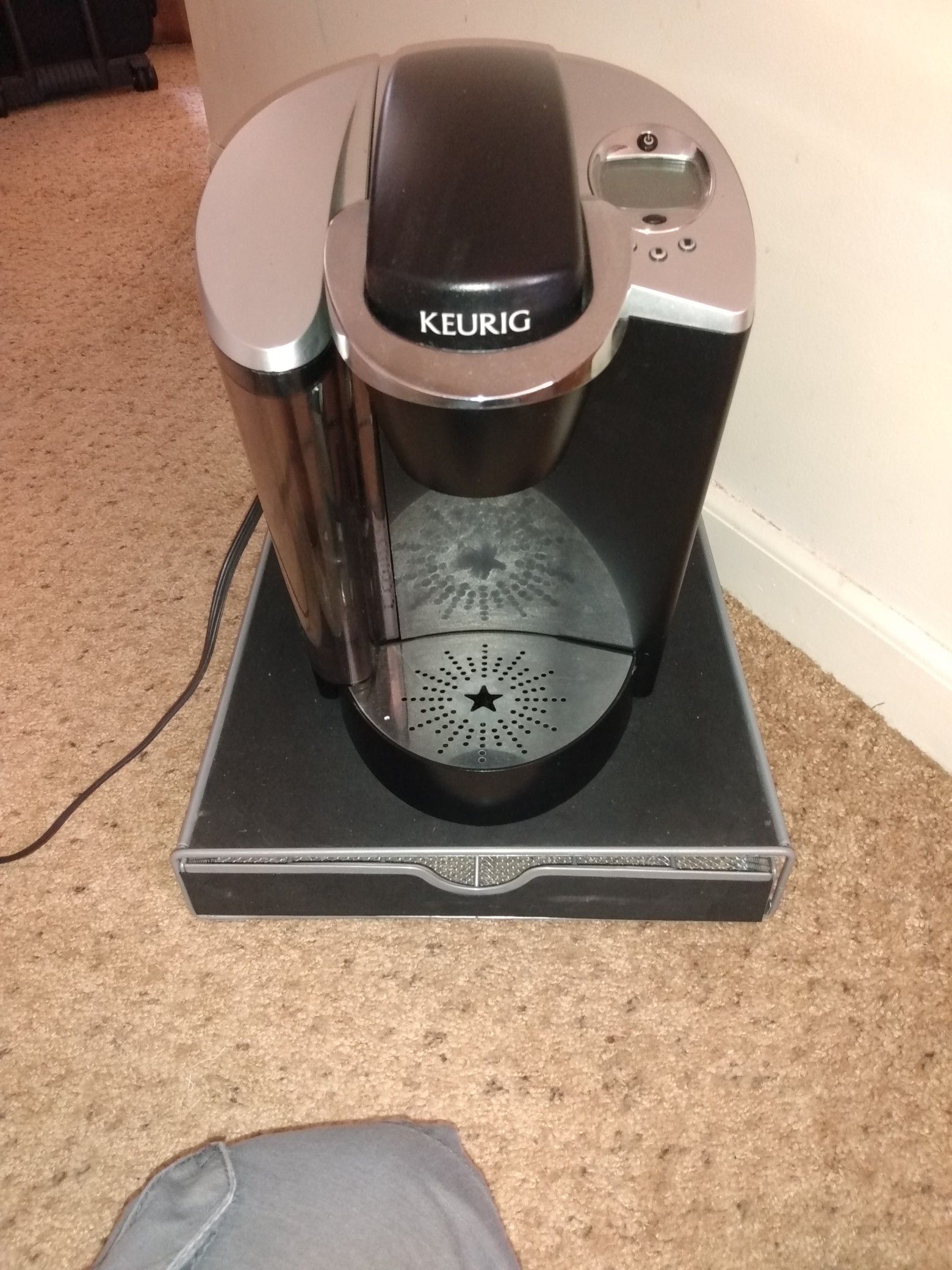 Keurig works great comes with storage drawer $20