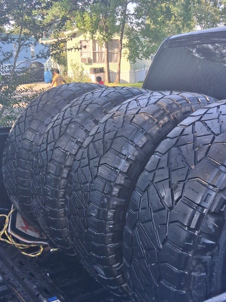 Ridge grappler 2 65 65 R 18.
Best overview a lot of tread left. They were good when I took them off. I got brand new tires, these are all good