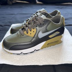 Nike Air Max 90 Essential – Size 4Y (New/Without Box)