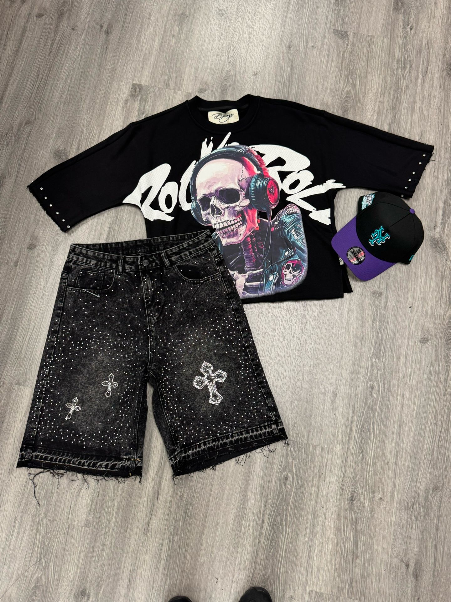 T SHIRT HAT AND JEANS 120$ Everything TODO 120$