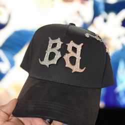 Premium Black Cap with Chain and Shiny Details – Exclusive Style 