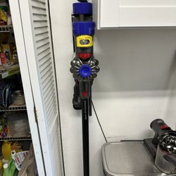 Dyson - V8 Cordless Vacuum, With Accesorios 2 Filter And 2 Motor Filters