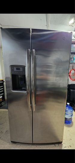 GE Refrigerator – Excellent Condition – Ice & Water Dispenser Works Perfectly