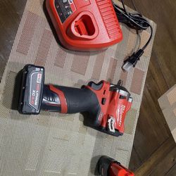 Milwaukee 3/8 Stubby Impact Wrench W/ 2 Batteries / Charger