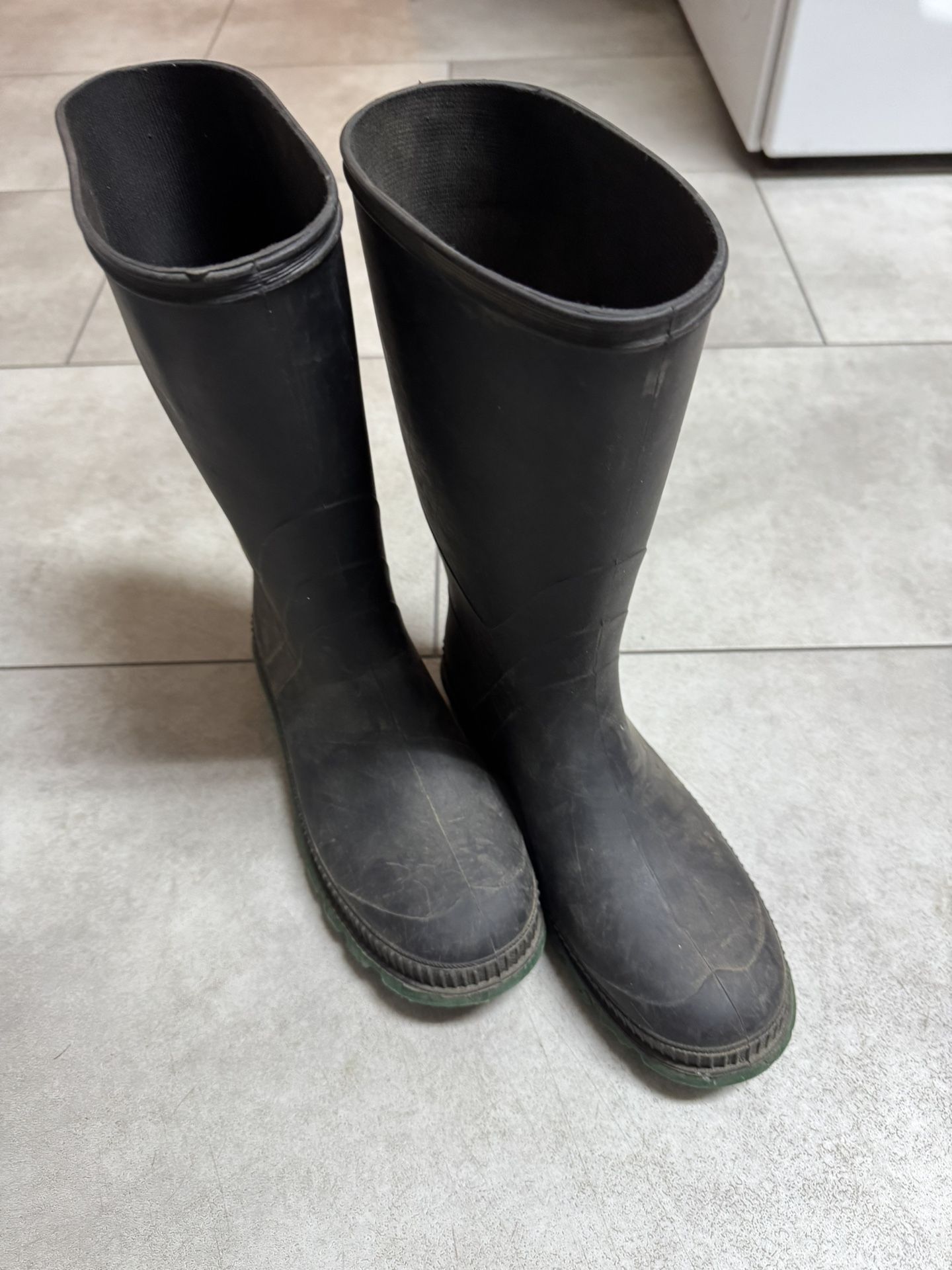 Women’s rubber boots size 9