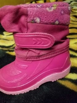 Pink snow boots size 8t in kids
