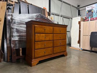 Solid Wood 8-Drawer Dresser Cherry Finish