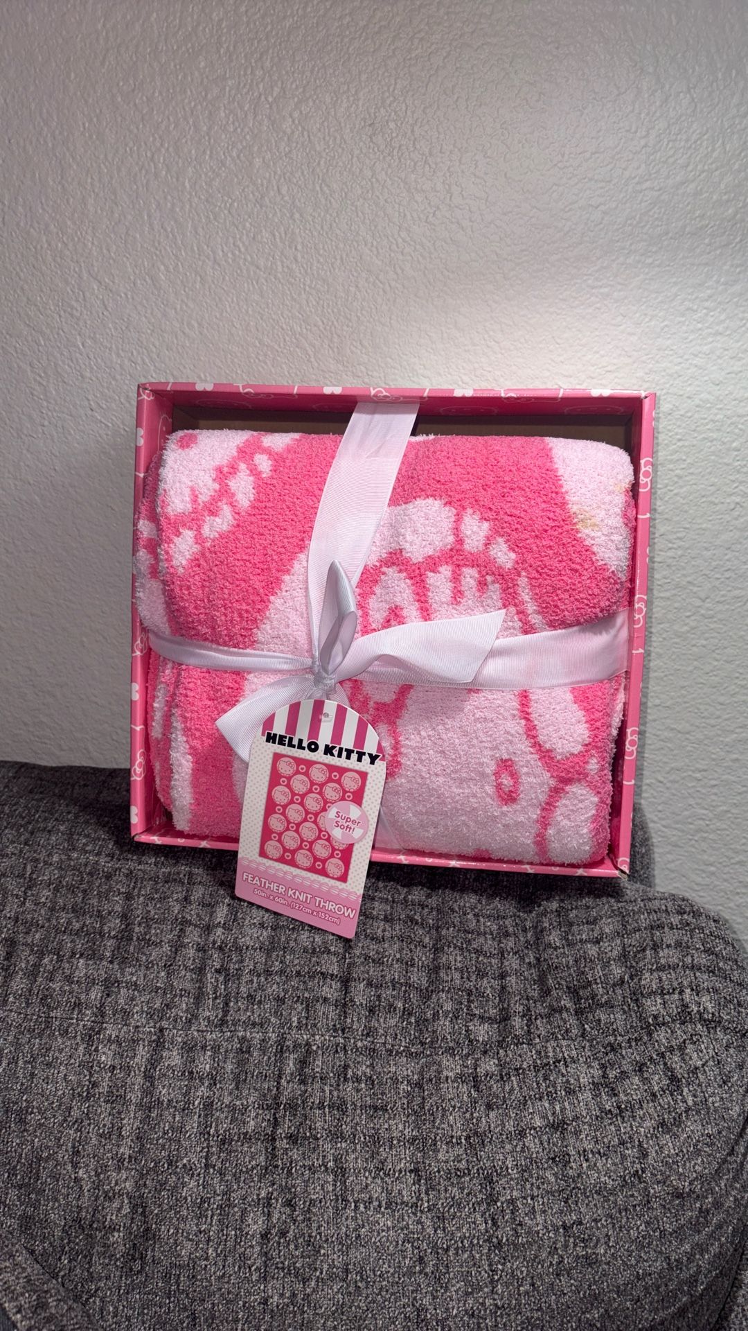 Hello Kitty Feather Knit Blanket