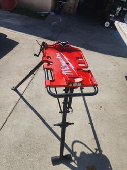 Milwaukee
1/8 in. to 6 in. Portable Leveling Tripod Chain Vise Stand Poco Uso