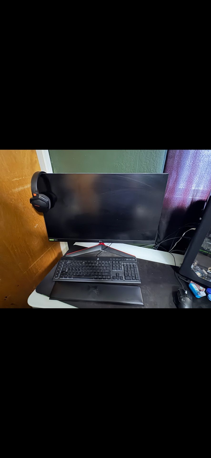 Monitor & Keyboard
