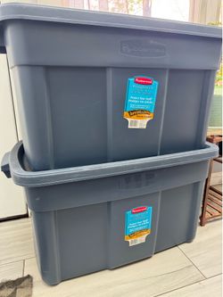 Rubbermaid storage box