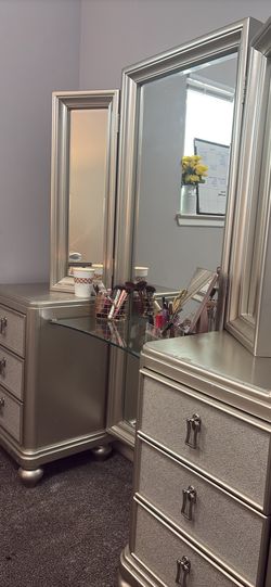 Bobs Furniture, Vanity