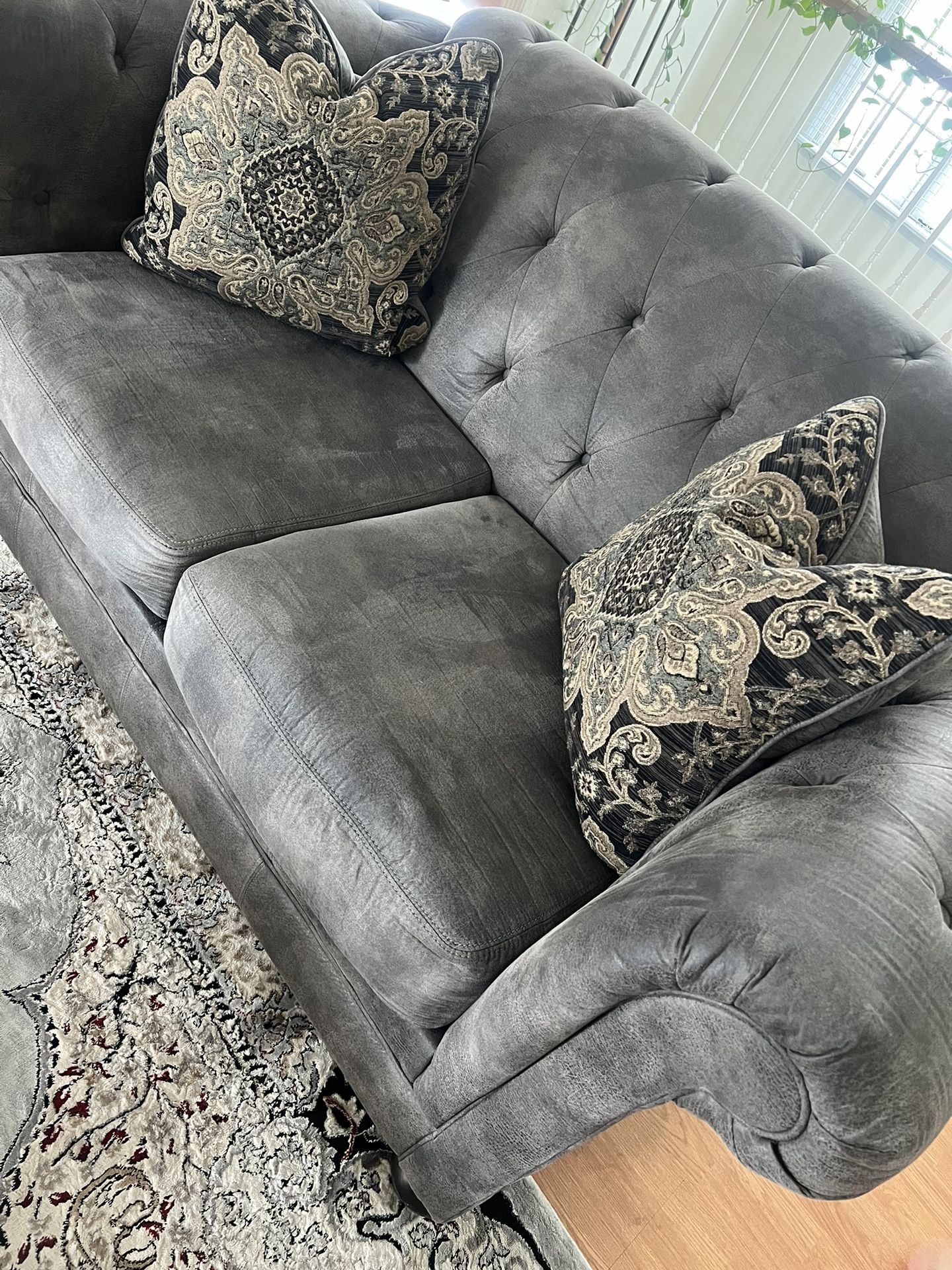 couches/chair 