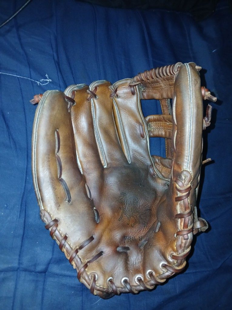 CLISSIC -RAWLINGS HEART ❤️ OF THE HIDE .LEFT HANDED BASE BALL GLOVE