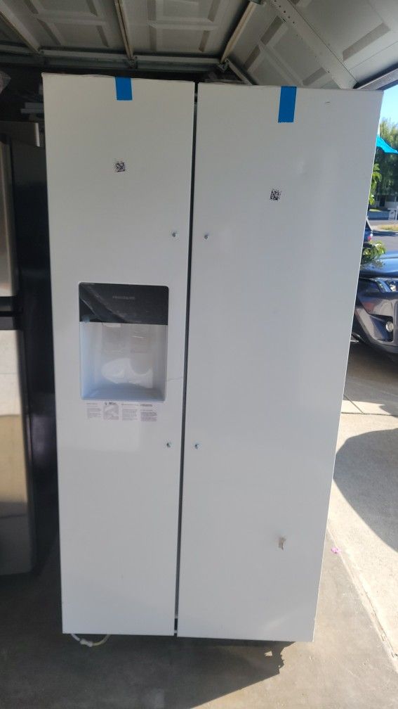 FRIGIDAIRE 33" BRAND NEW REFRIGERATOR CAN DELIVER