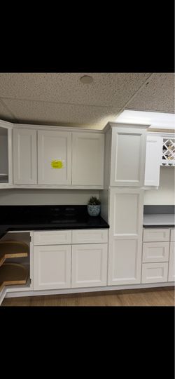 White Kitchen Cabinet Set with Crown Molding