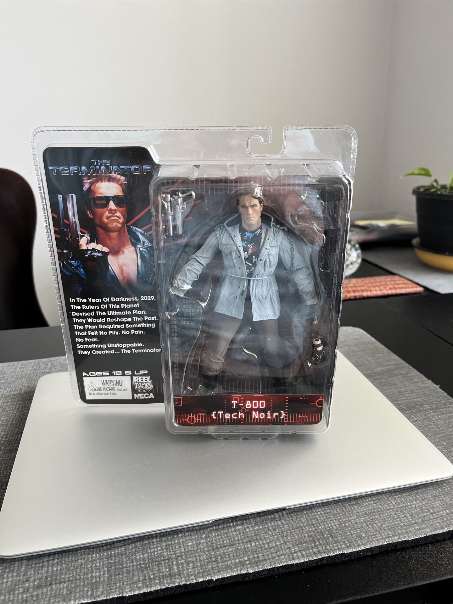 NECA  7” Action Figure T-800 (Tech Noir) The Terminator 