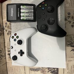 Xbox Series One( 2 Controllers And 4 Rechargeable Batteries)
