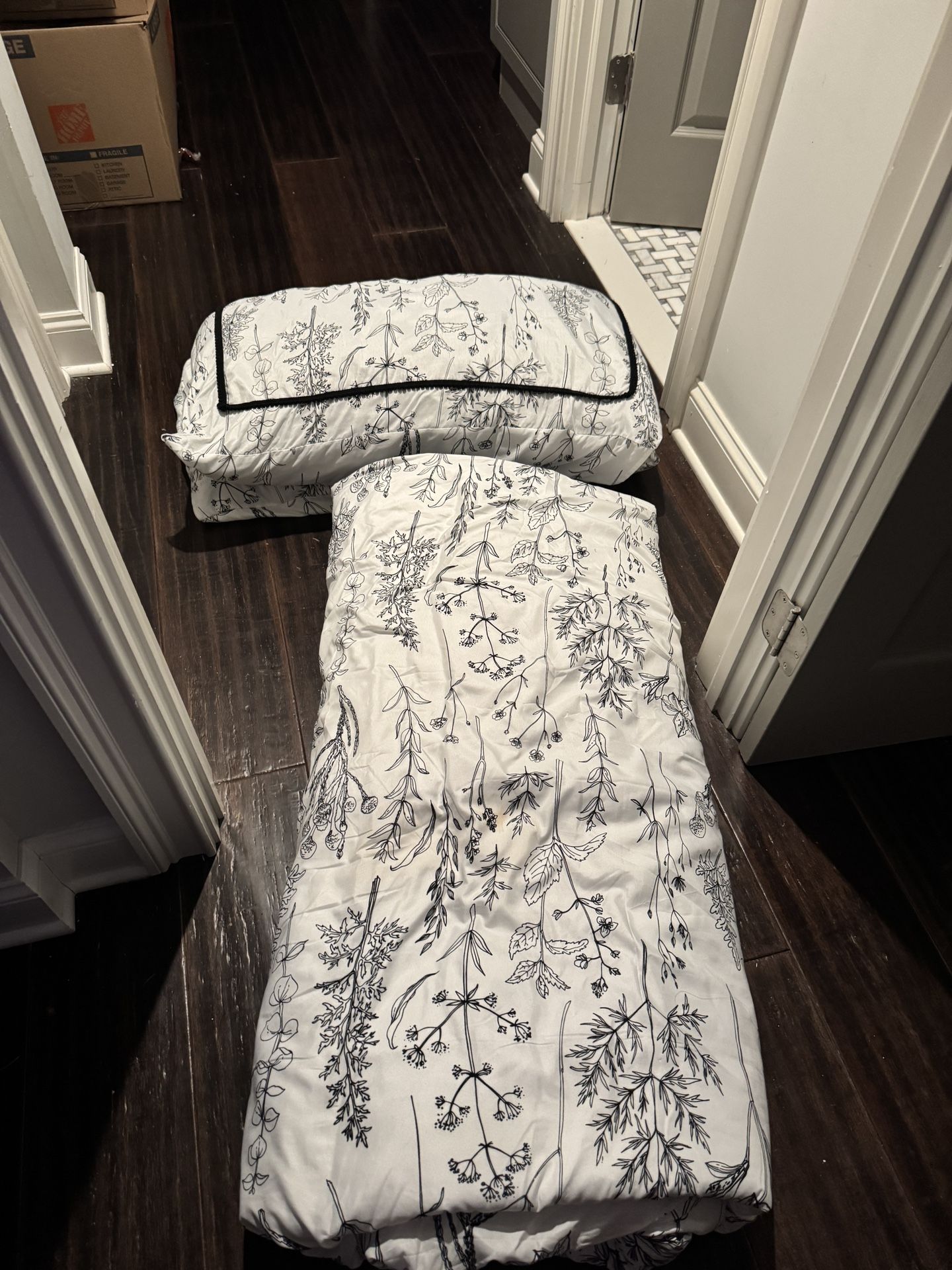 MOVING MUST SEL BY 6/29b KING Size Set (incl. DUVET Cover and INSERT& 2 shams BONUS