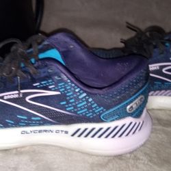 Woman's BROOKS Tennis Shoes