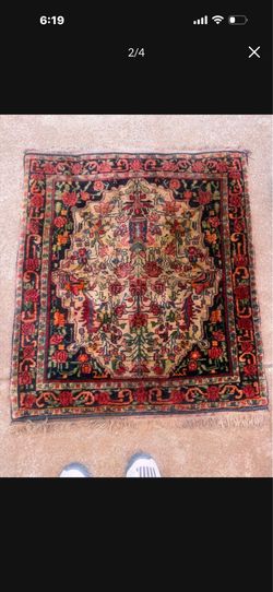 Beautiful handmade Persian rug 33 by 29