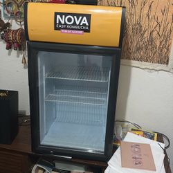 Avantco SC-52 Display Refrigerator with Swing Door