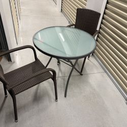 Table H28” And 34” Around . Excellent condition indoor or outdoor pation furniture