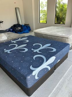 Stearns & Foster Estate  (firm) & Box Spring Excellent condition! I can deliver   Retail $3,800  Your Price $675