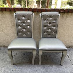 Elegant of 2 Champagne/Silver Dining Chairs with Solid Frame and Faux Leather Cushion - Ideal for Formal Dining Rooms and Kitchens