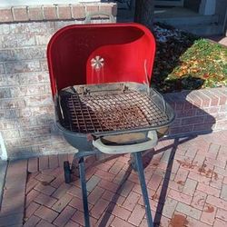 Aussie Grill on 2 Wheels 21" x 21" 34" tall 