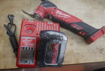 MILWAUKEE OSCULATING MULTI TOOL 2836-20 18V W 3.0AH BATTERY & CHARGER F(contact info removed)1
