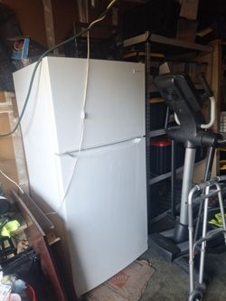 Frigidaire White Top-Freezer Refrigerator