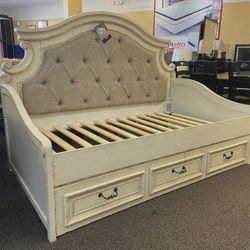 Realyn Chipped White Twin Day Bed