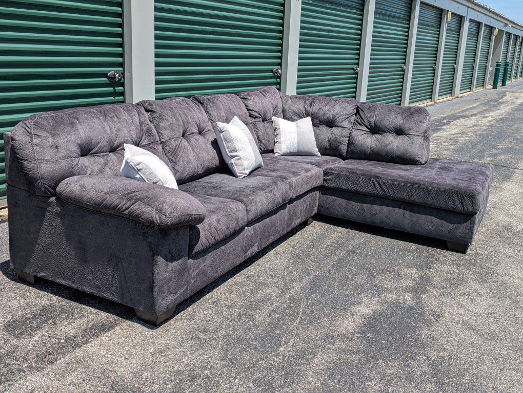 Gorgeous 2 Piece Gray Sectional Couch (FREE DELIVERY!!)