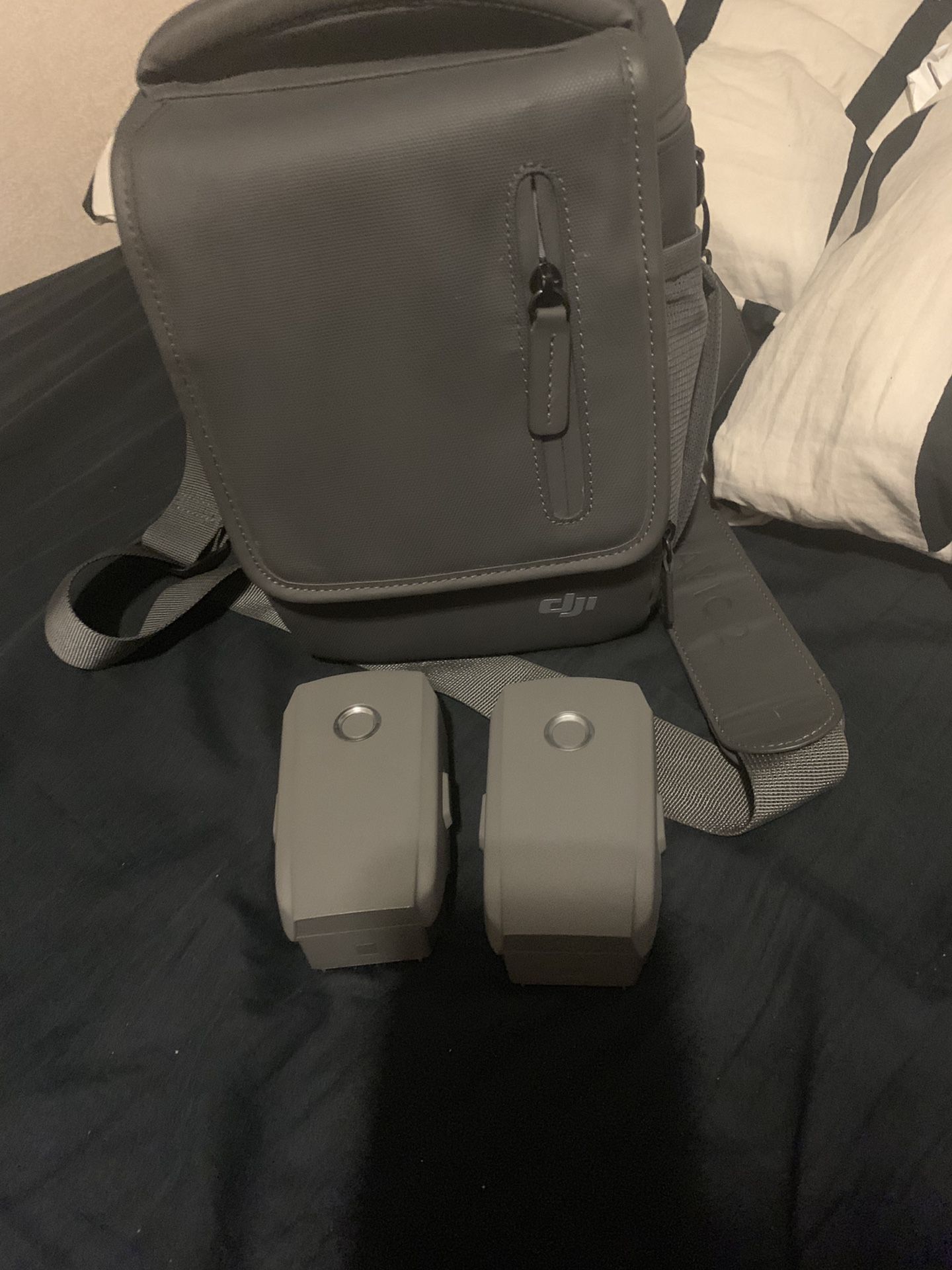 selling my mavic zoom 2 battery and the bag for $320 for all of them