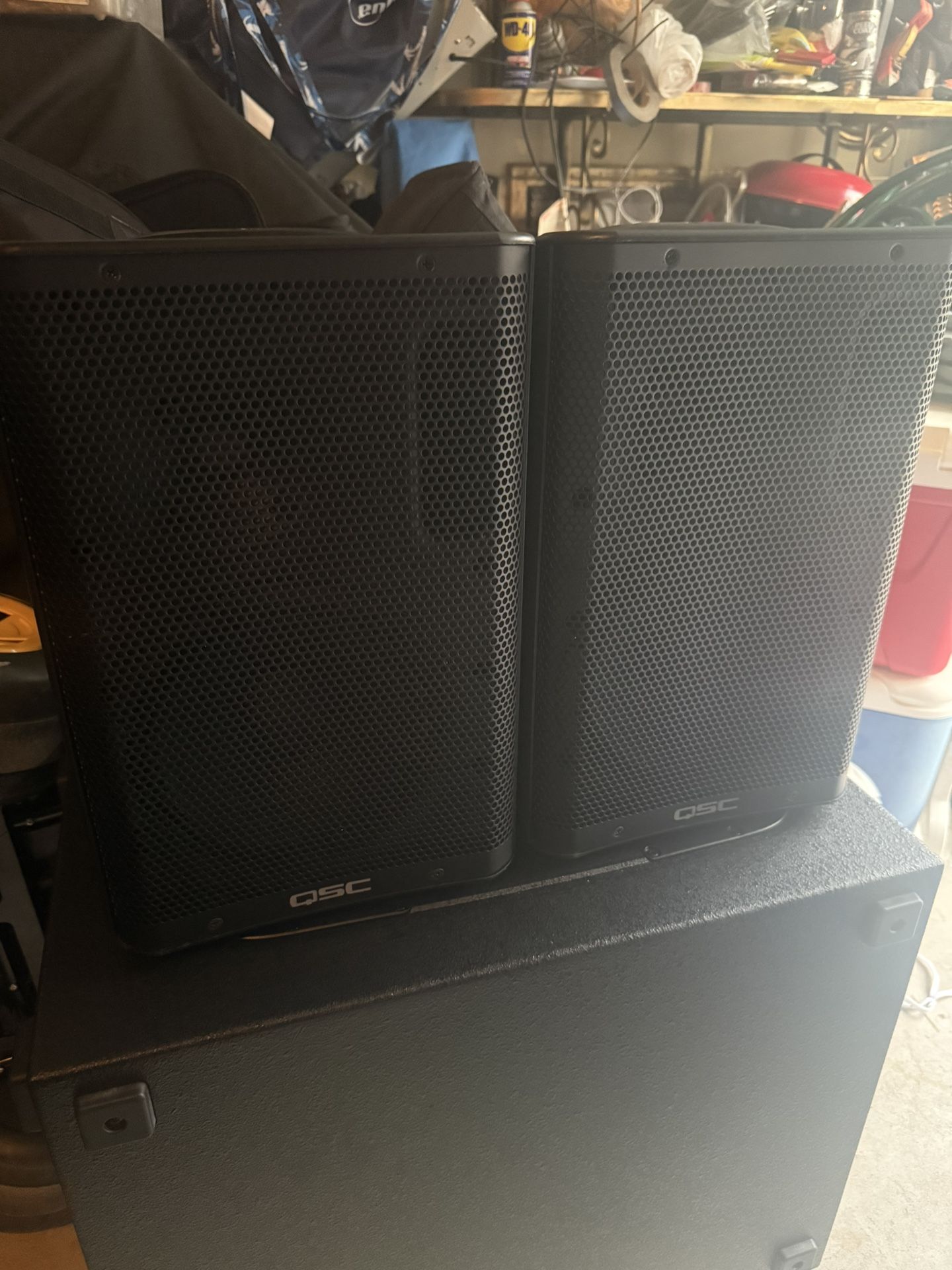 2 QSC CP8 SPEAKERS (8 INCH 1000WATTS EACH) 