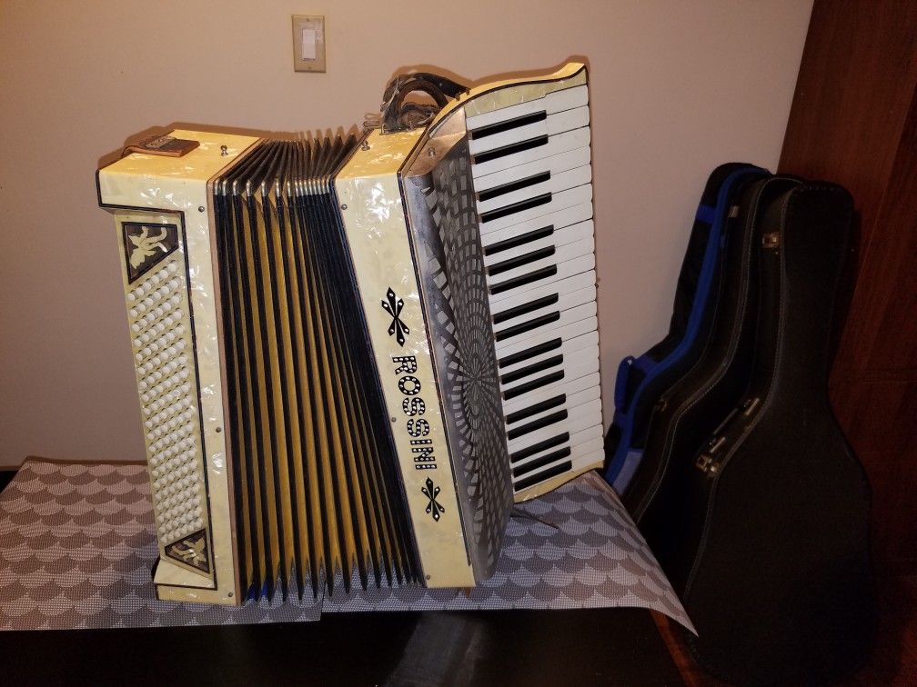 VINTAGE ROSSINI ACCORDION MADE IN ITALY.